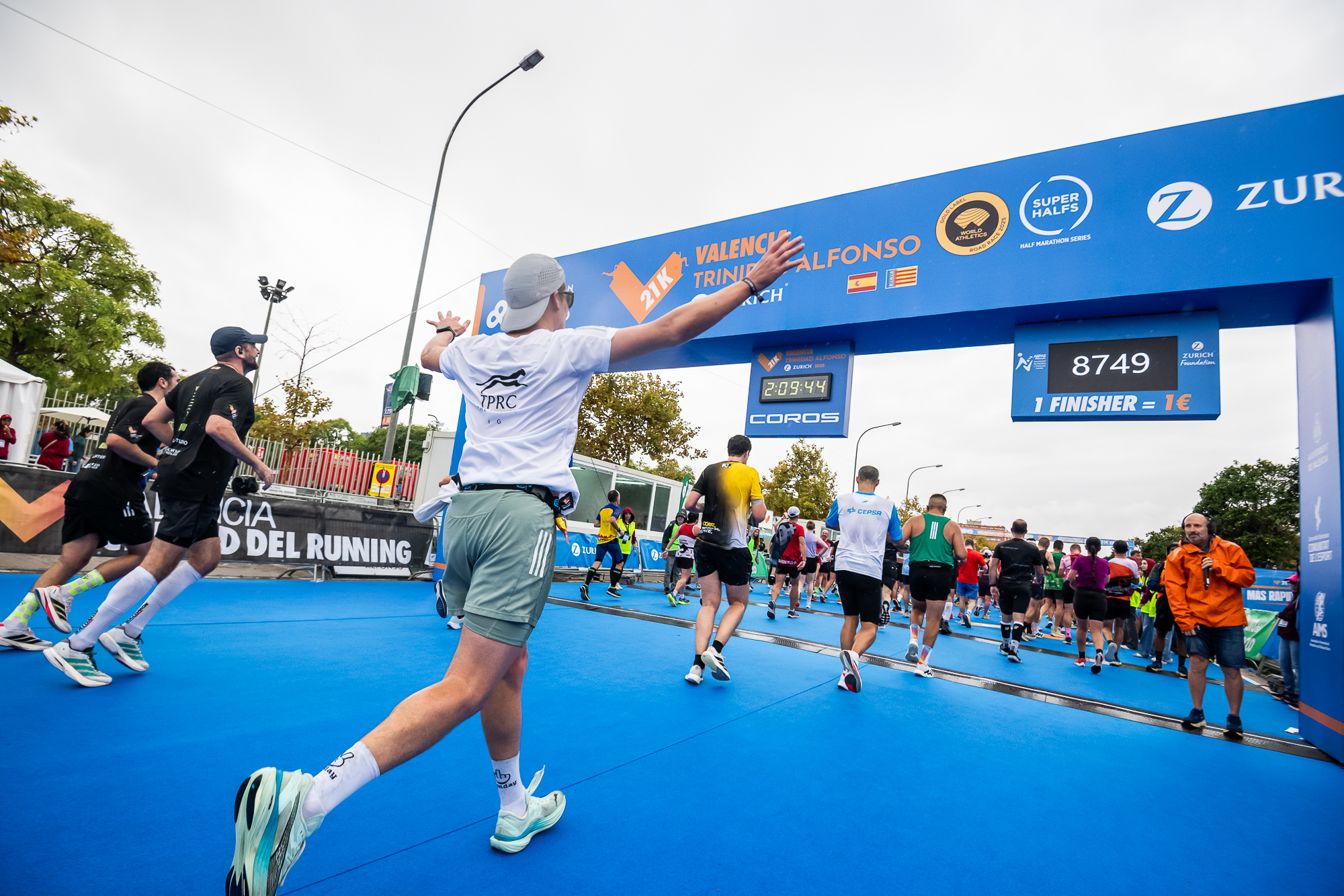 Runners on the Valencia Half Marathon course