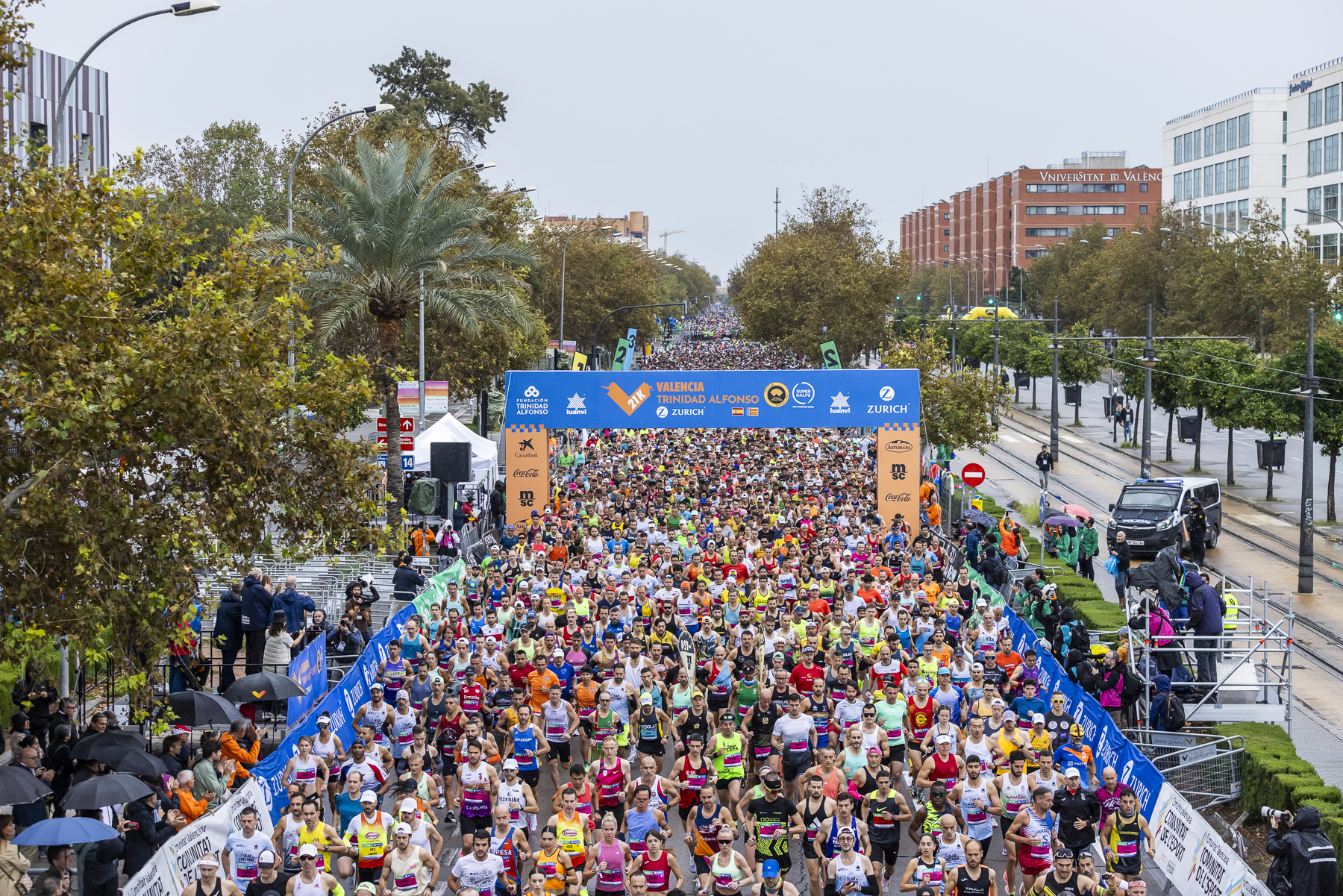 Runners at the Valencia Half Marathon start on Avenida de Tarongers